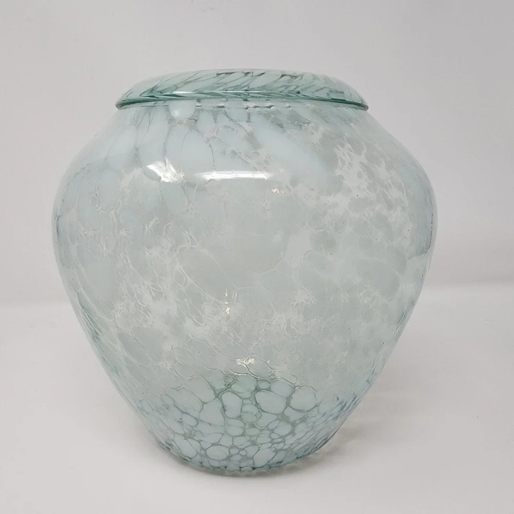 Unbranded glass confetti